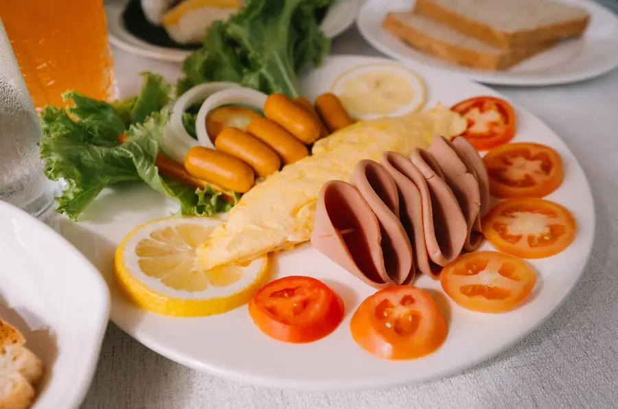 Breakfast plate with eggs, ham and tomatoes