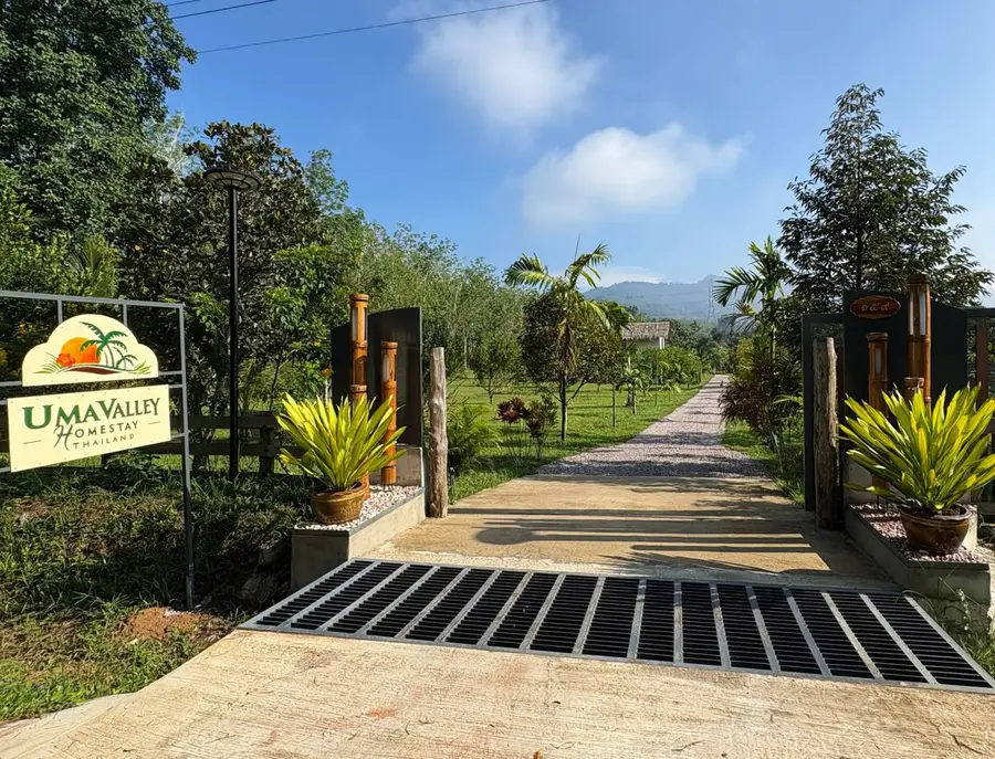 Entrance road with the Uma Valley sign