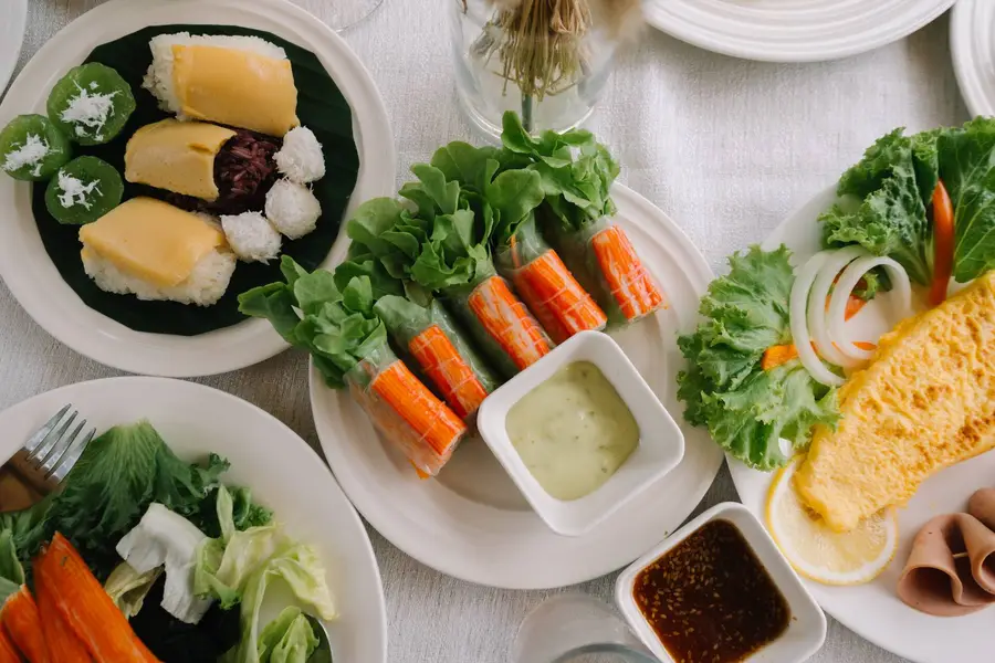 Fresh spring rolls, omelette and dipping sauces
