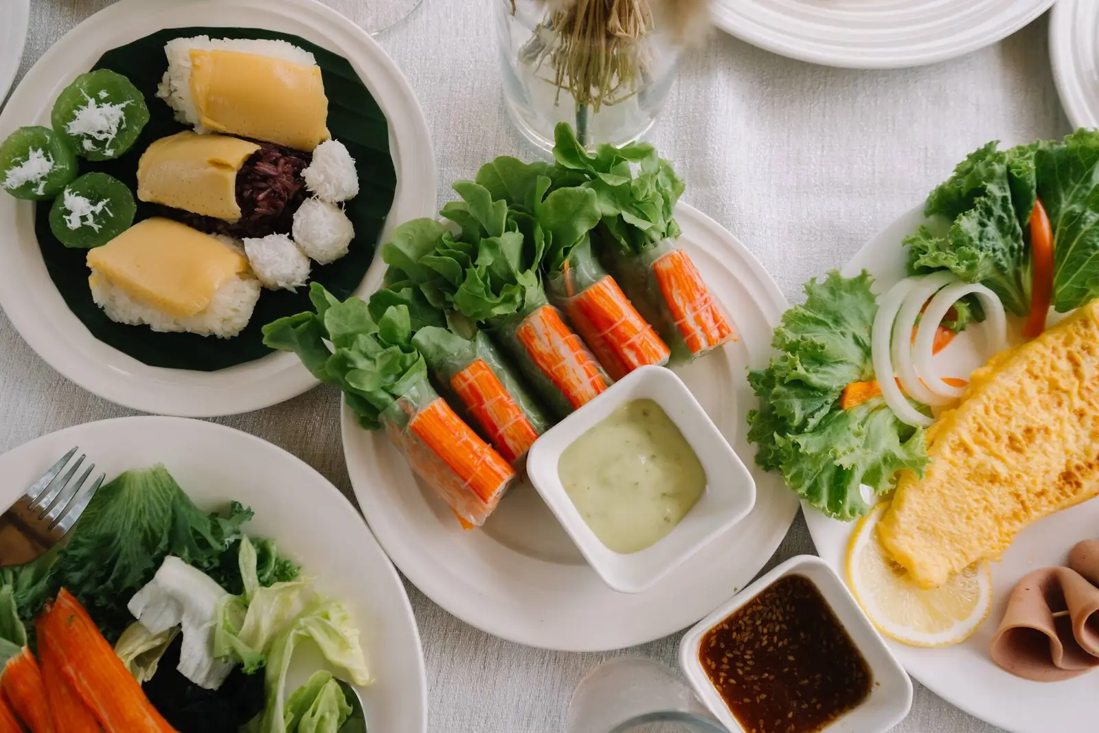 Fresh spring rolls, omelette and dipping sauces